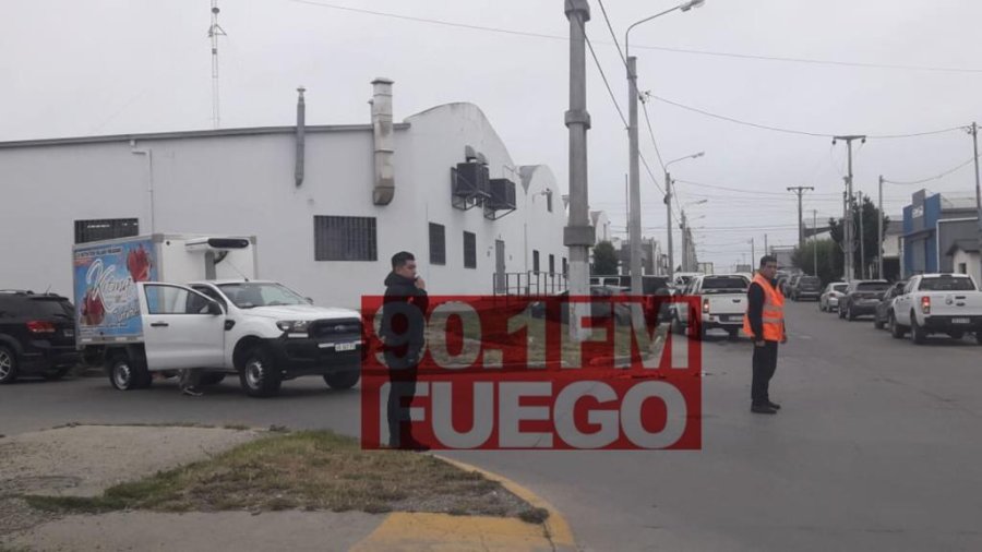 El camión, sufrió daños en las ruedas, pero la camioneta, resultó aún más dañada.