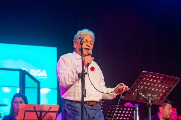 Los adultos y adultas mayores celebraron el cumpleaños de Río Grande a pura música