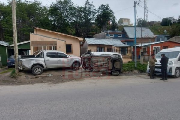 Conductor perdió el control de su vehículo e impactó contra dos autos estacionados