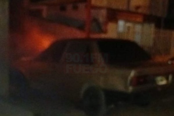 Bomberos debieron intervenir tras intento de incendio de un vehículo